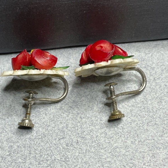 Tiny Shell Flowers On Celluloid Screw Back Earrings Vintage Dainty Sweetly - Picture 3 of 6